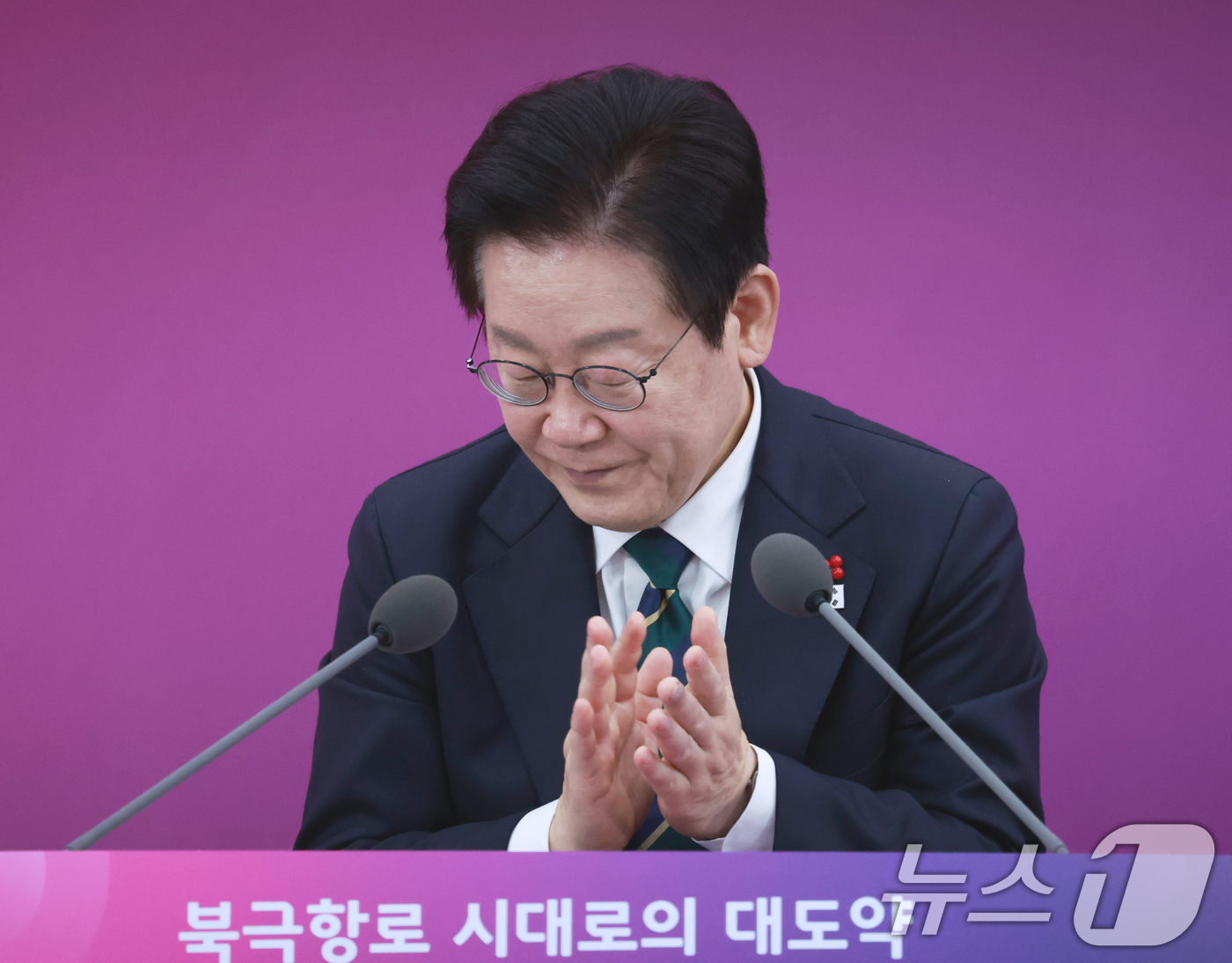 (부산=뉴스1) 허경 기자 = 이재명 대통령이 23일 부산 동구 해양수산부 청사에서 열린 해수부(해양경찰청) 업무보고를 마친 뒤 박수를 치고 있다. (대통령실통신사진기자단) 202 …