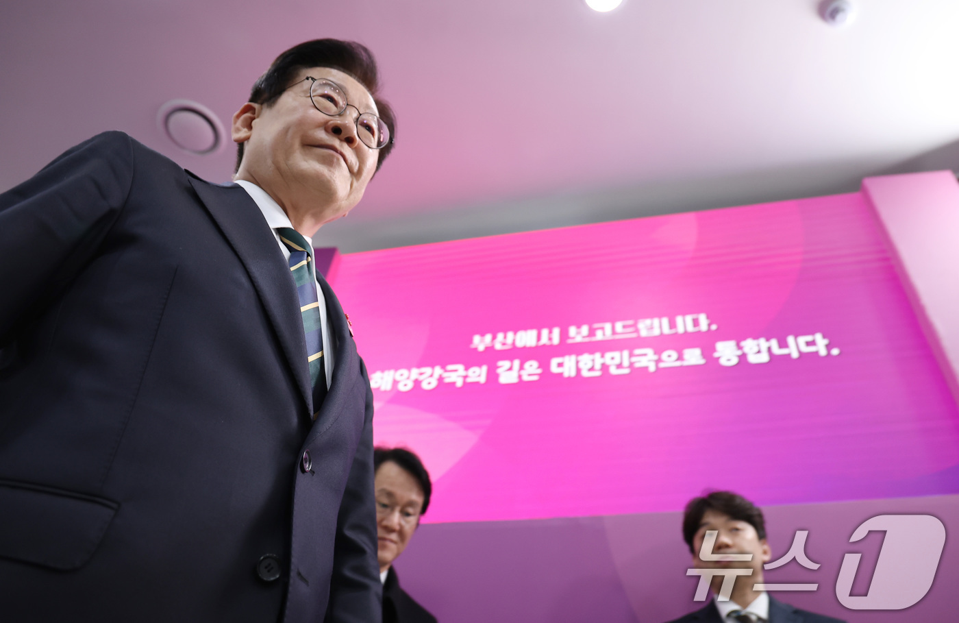 (부산=뉴스1) 이재명 기자 = 이재명 대통령이 23일 부산 동구 해양수산부 청사에서 열린 해수부 업무보고를 마친 후 퇴장하고 있다. (대통령실통신사진기자단) 2025.12.23/ …