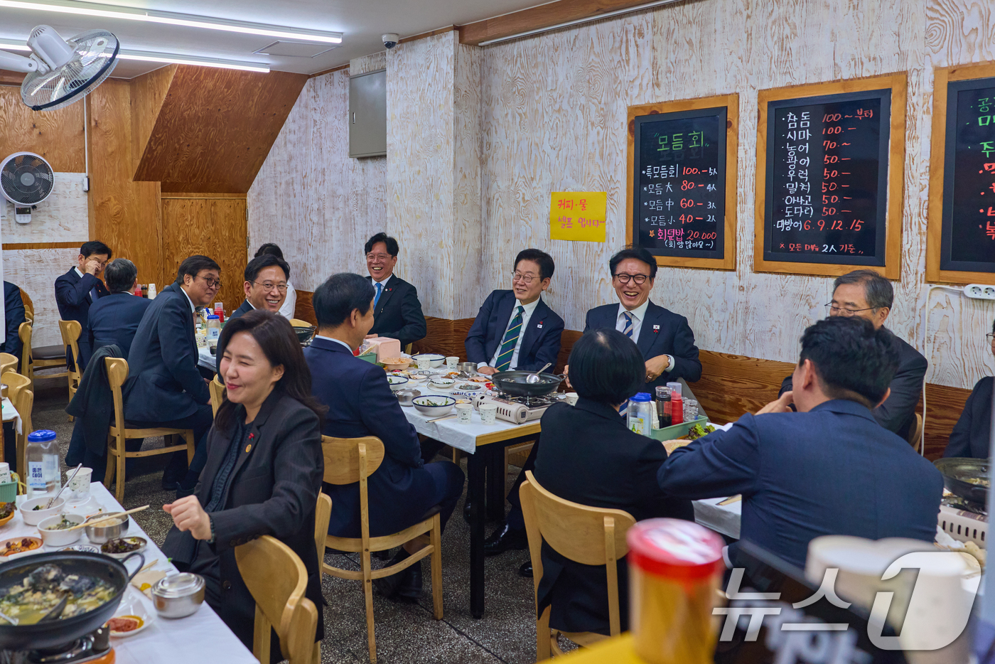 (서울=뉴스1) = 이재명 대통령이 23일 부산 진구 부전시장에 위치한 음식점을 찾아 국무위원들과 점심식사를 하고 있다. (대통령실 제공. 재판매 및 DB 금지) 2025.12.2 …