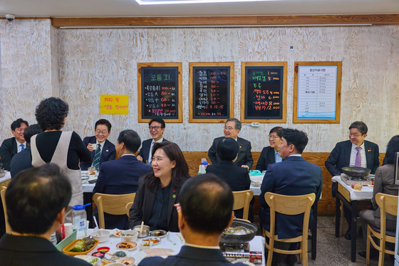 부전시장에서 점심식사 하는 이재명 대통령