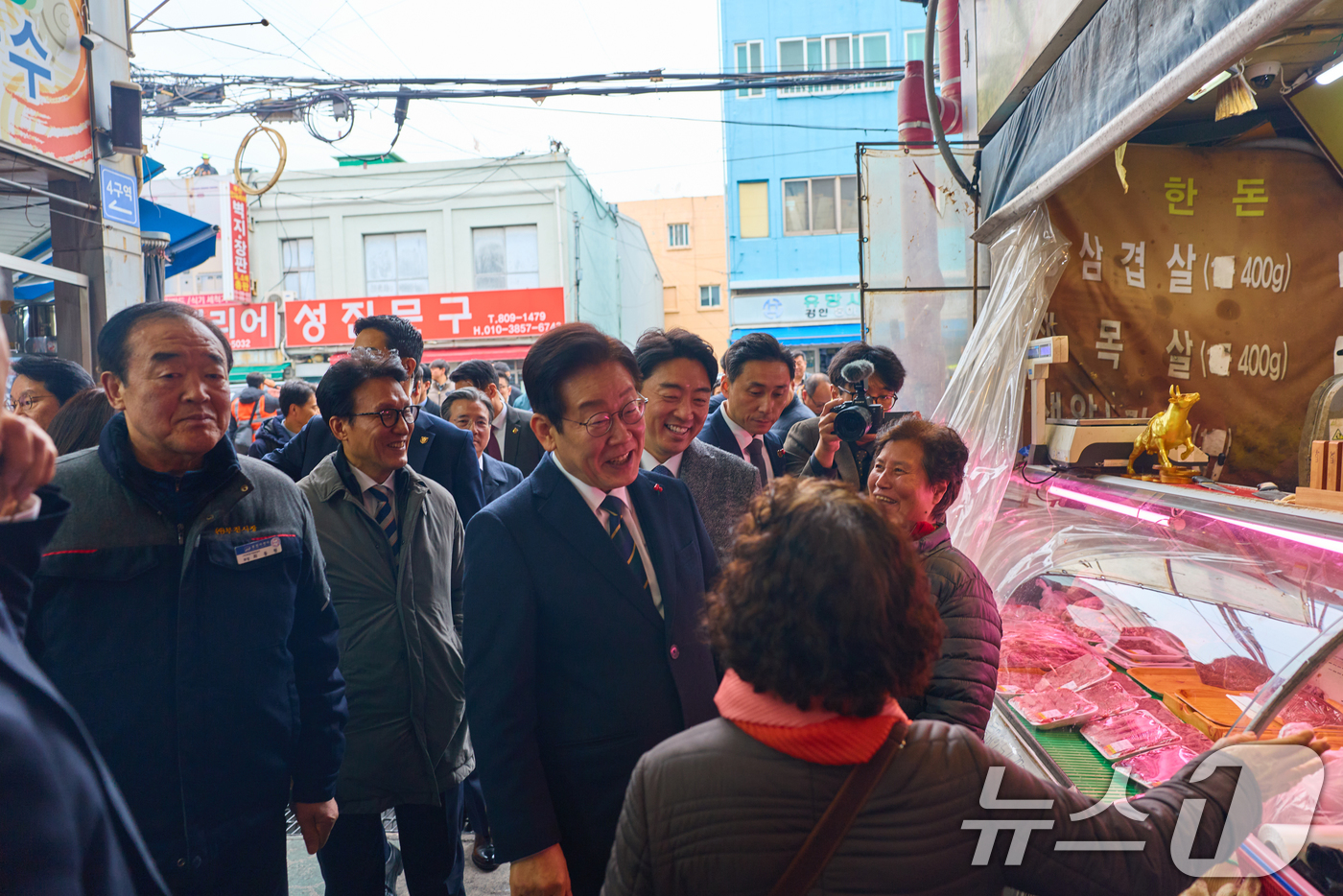 (서울=뉴스1) 이재명 기자 = 이재명 대통령이 23일 부산 진구 부전시장을 찾아 상인들과 대화하고 있다. (대통령실 제공. 재판매 및 DB 금지) 2025.12.23/뉴스1