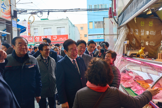 부산 부전시장 상인들과 대화하는 이재명 대통령