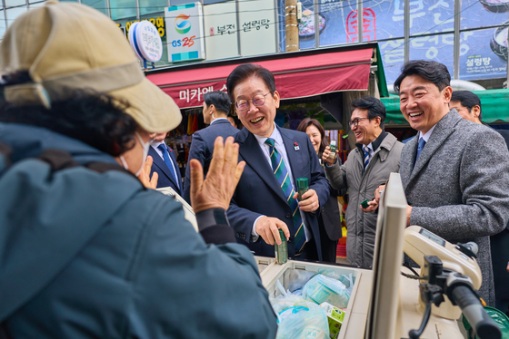 부전시장 상인과 대화하는 이재명 대통령