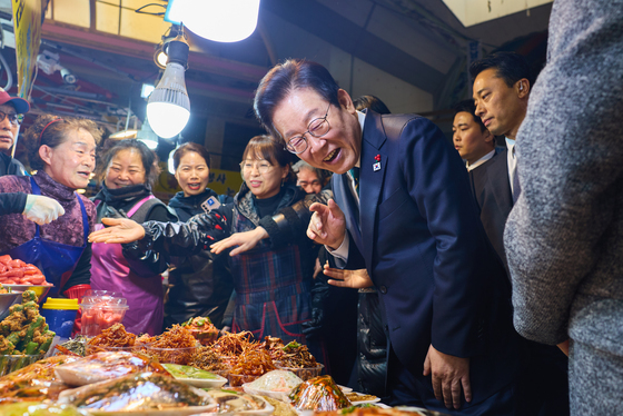 이재명 대통령, 부산 부전시장 상인들과 소통