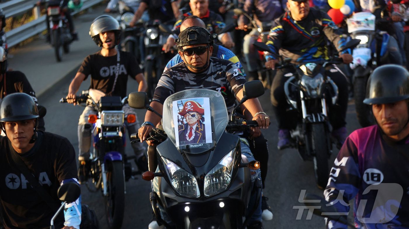 (카라카스 AFP=뉴스1) 이정환 기자 = 22일(현지시간) 베네수엘라 카라카스에서 미국에 항의하는 오토바이 행렬에 참여한 한 운전자가 해적 복장을 한 도널드 트럼프 미국 대통령의 …