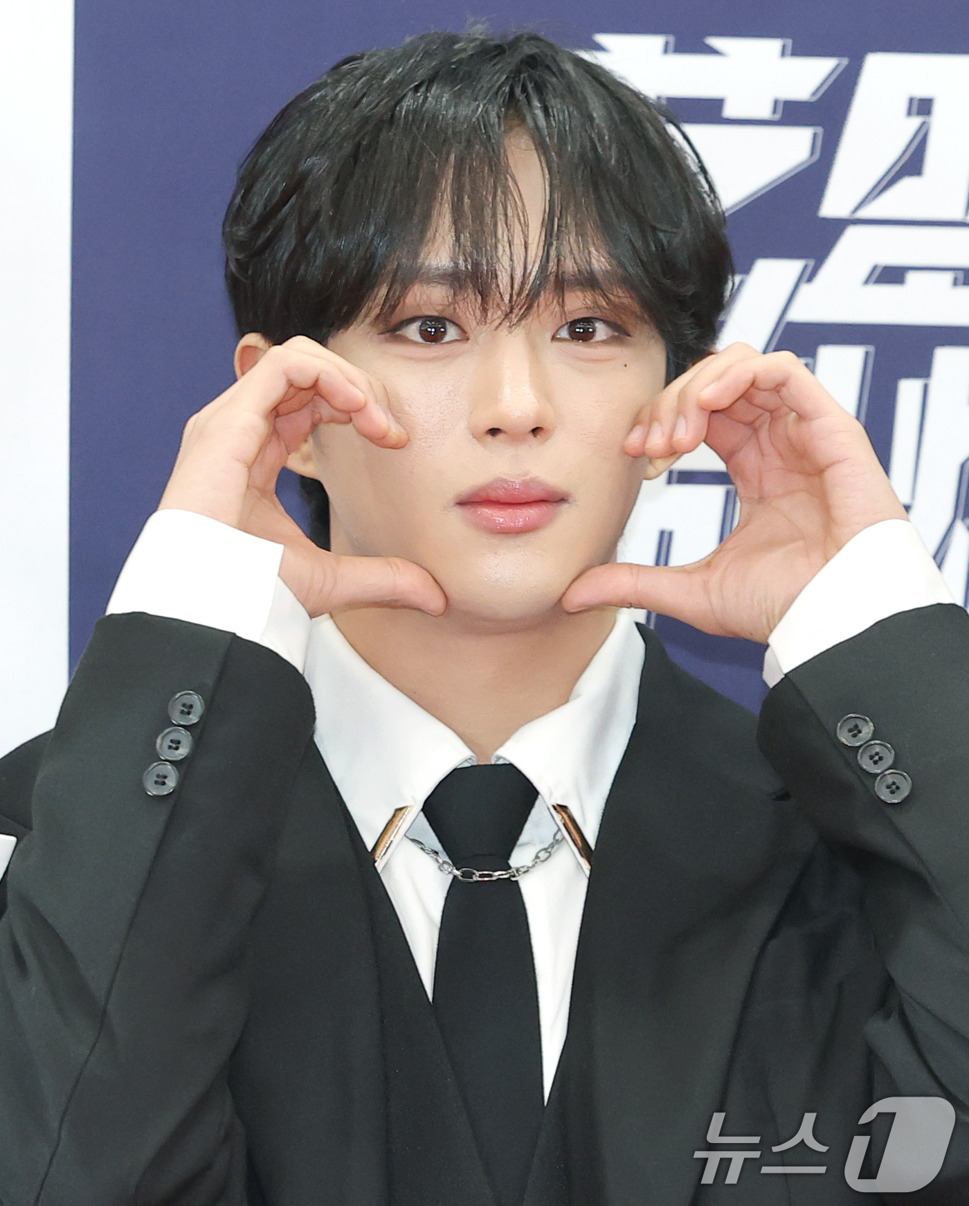 (서울=뉴스1) 권현진 기자 = 그룹 다크비 D1이 23일 서울 강남구 건설회관에서 열린 ‘제29회 춘사국제영화제’ 레드카펫 행사에 참석해 포즈를 취하고 있다. 2025.12.23 …