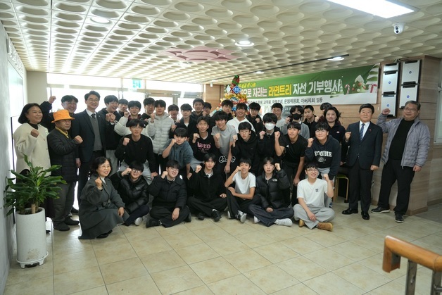 "전교생이 산타"…제주중앙중에 '2m 라면트리' 등장