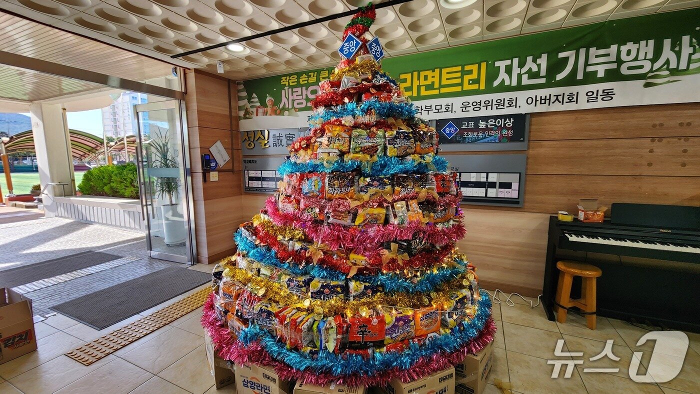 본문 이미지 -  제주중앙중 현관에 설치한 라면트리/뉴스1