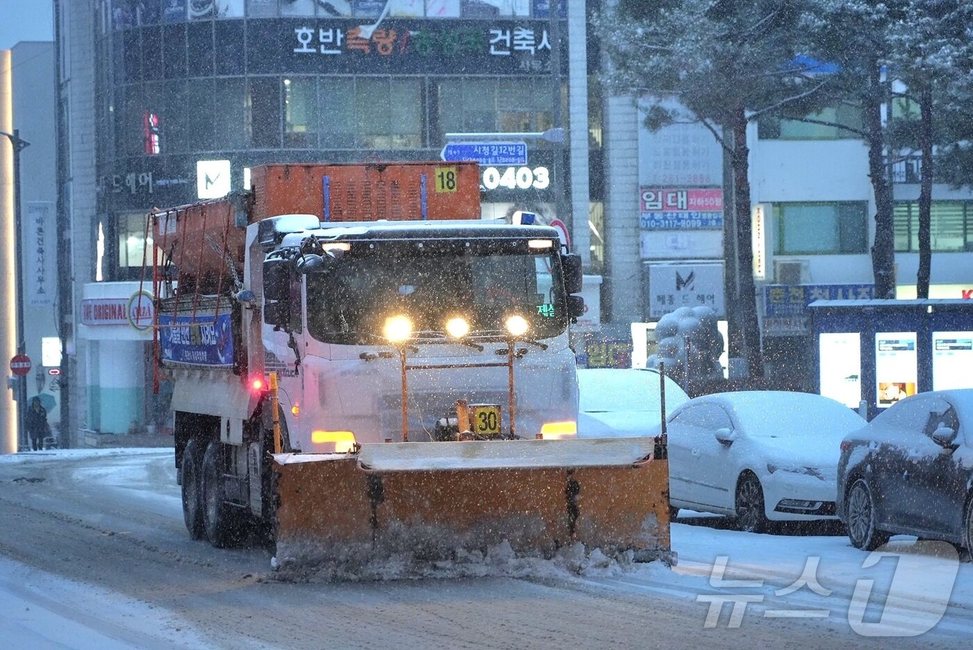 본문 이미지 - 23일 오후 강원 춘천 일대에 많은 눈이 내리는 가운데 제설 차량이 도로 제설 작업을 진행하고 있다.(춘천시 제공, 재판매 및 DB금지)2025.12.23/뉴스1 ⓒ News1 한귀섭 기자