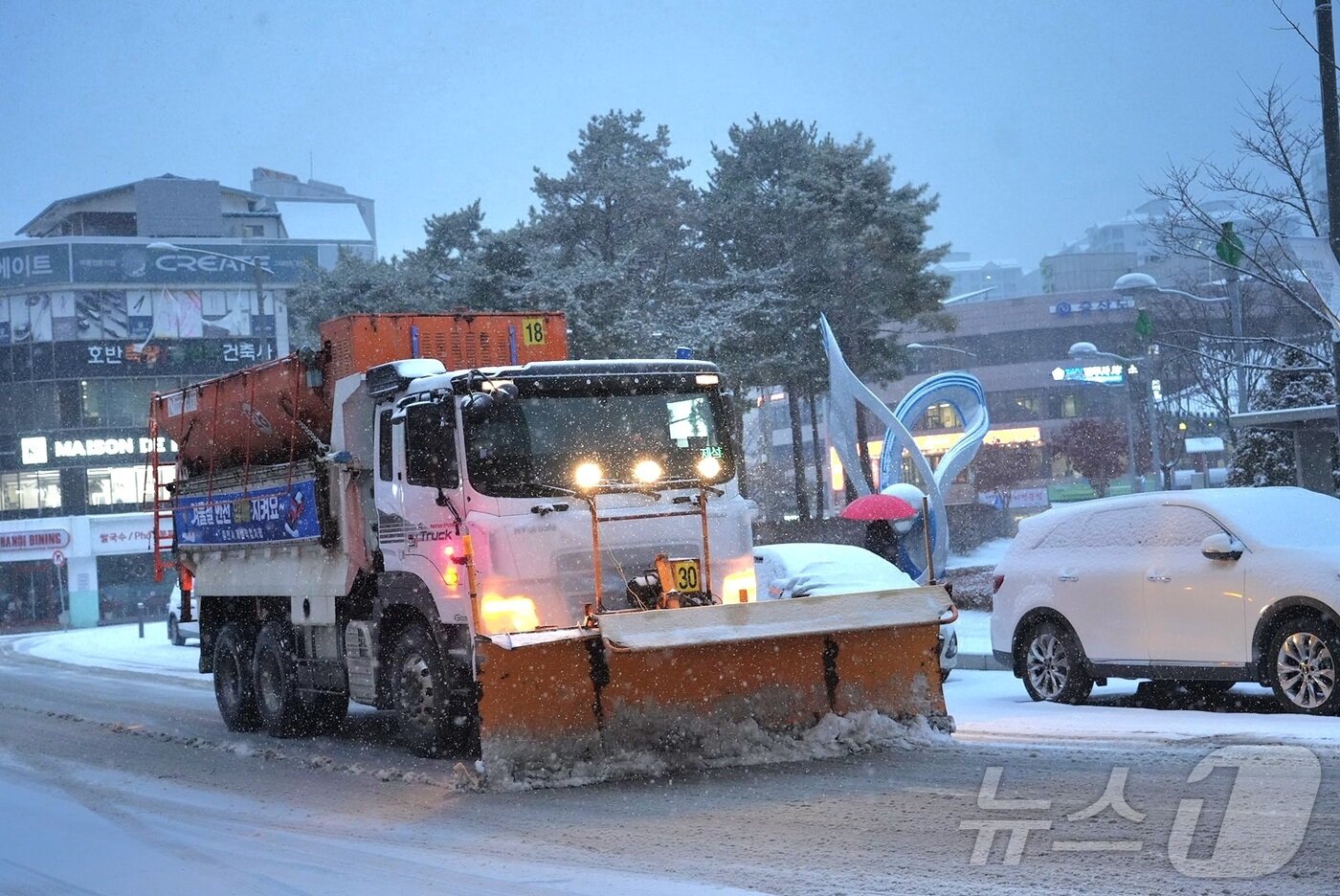 본문 이미지 - 23일 오후 강원 춘천 일대에 많은 눈이 내리는 가운데 제설 차량이 도로 제설 작업을 진행하고 있다.(춘천시 제공, 재판매 및 DB금지)2025.12.23/뉴스1 ⓒ News1 한귀섭 기자