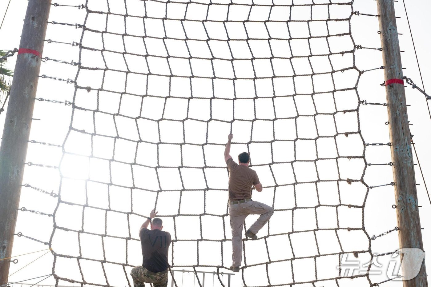 본문 이미지 - JD 밴스 미국 부통령이 22일(현지시간) 캘리포니아주 코로나도 해군 기지에서 네이비 실과 함께 훈련한 모습을 공개했다. (출처=엑스) 2025.12.22./뉴스1