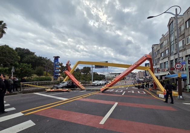 제주서 윙바디 트럭 적재함 덮개, 아케이드와 충돌사고