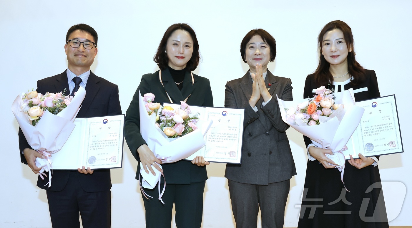 (서울=뉴스1) = 이스란 보건복지부 1차관이 23일 오후 한국보건복지인재원 오송 본원에서 열린 2025년 지방정부 사회복지직(6급) 장기교육 수료식에서 최우수상·우수상 수상자들과 …