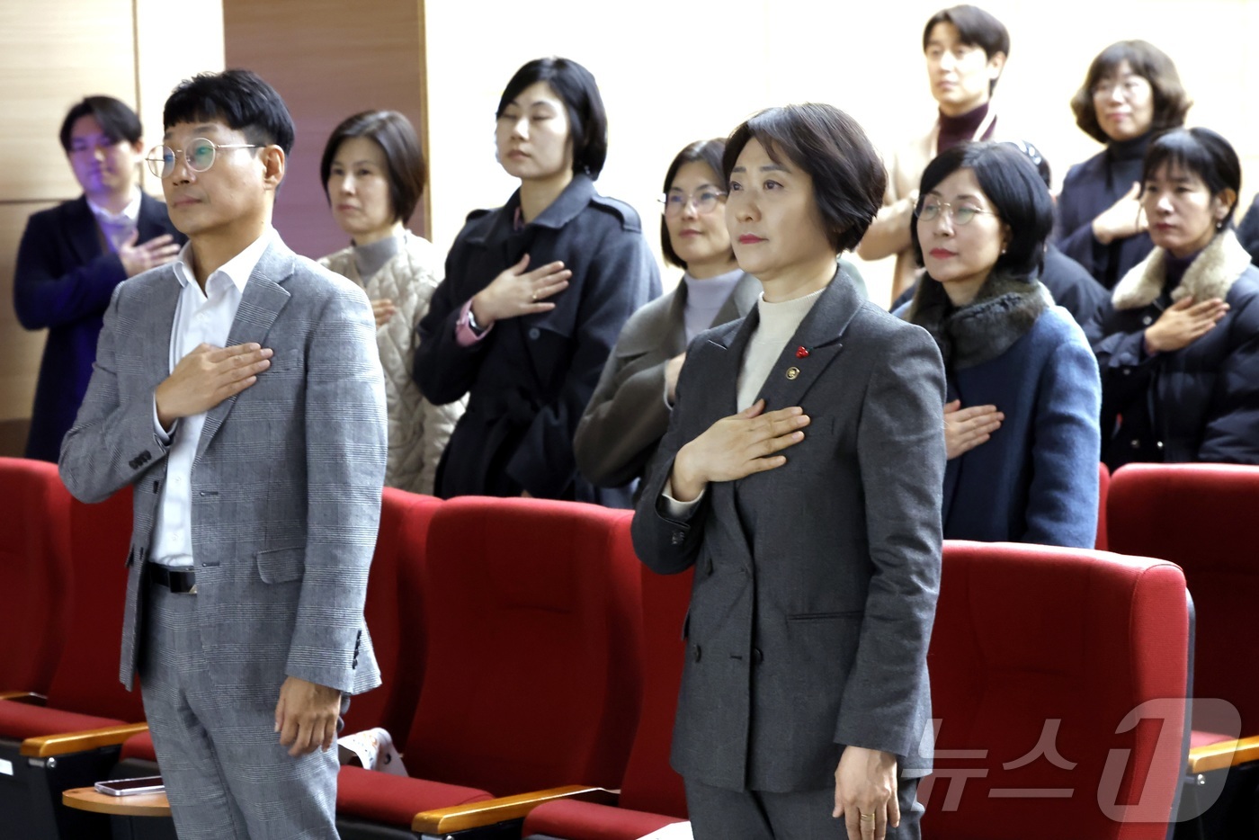 (서울=뉴스1) = 이스란 보건복지부 1차관이 23일 오후 한국보건복지인재원 오송 본원에서 열린 2025년 지방정부 사회복지직(6급) 장기교육 수료식에서 국민의례를 하고 있다. ( …