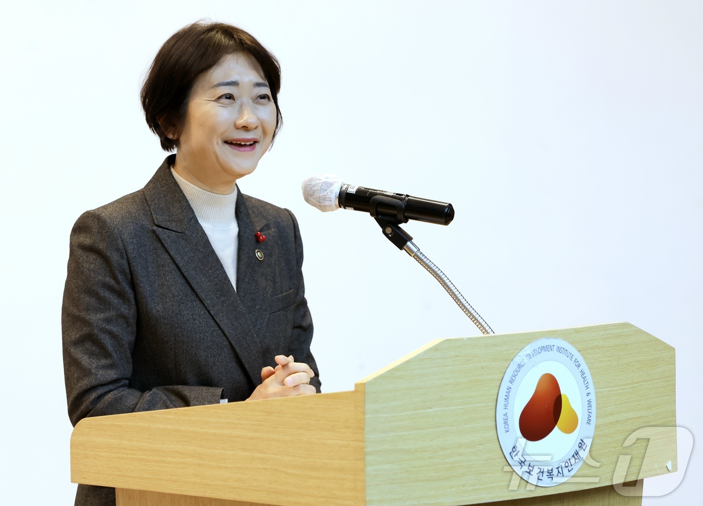 (서울=뉴스1) = 이스란 보건복지부 1차관이 23일 오후 한국보건복지인재원 오송 본원에서 열린 2025년 지방정부 사회복지직(6급) 장기교육 수료식에서 인사말을 하고 있다. (복 …