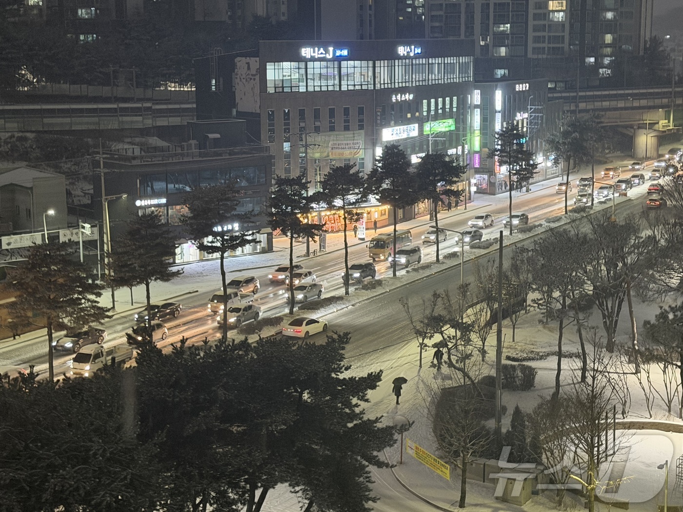 (춘천=뉴스1) 한귀섭 기자 = 강원 춘천에 대설주의보가 발효된 23일 춘천시 퇴계동의 한 도로에서 차량이 서행하고 있다. 2025.12.23/뉴스1