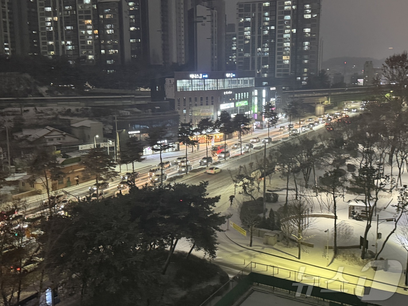 (춘천=뉴스1) 한귀섭 기자 = 강원 춘천에 대설주의보가 발효된 23일 춘천시 퇴계동의 한 도로에서 차량이 서행하고 있다. 2025.12.23/뉴스1