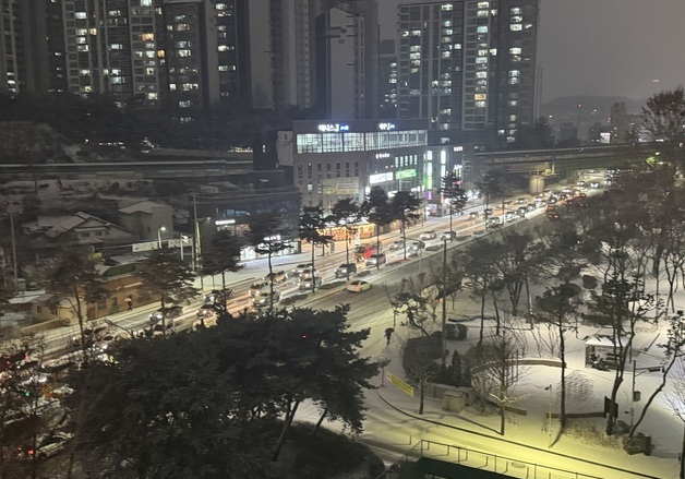 대설주의보 발효된 춘천, 서행하는 차량