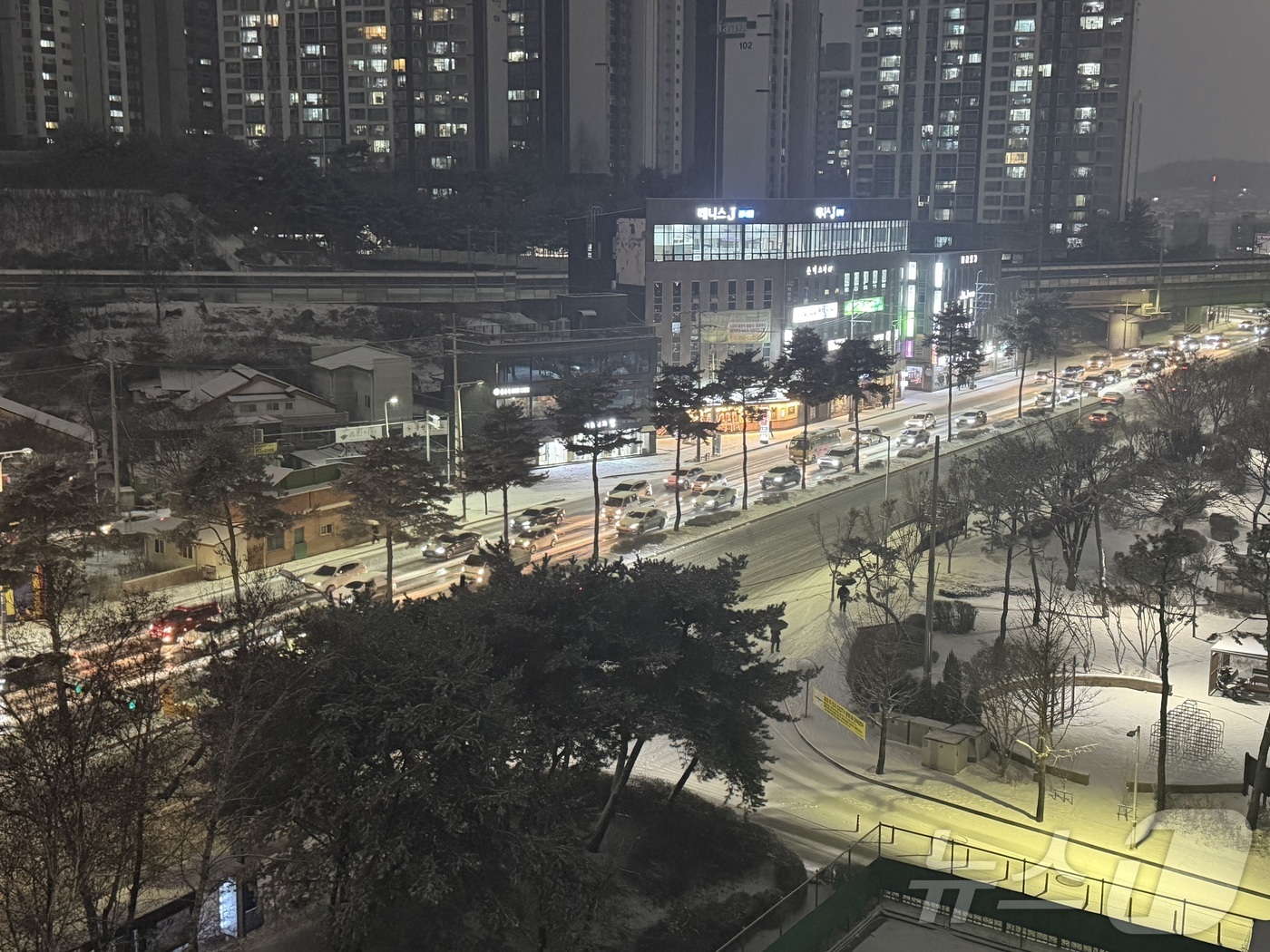 (춘천=뉴스1) 한귀섭 기자 = 강원 춘천에 대설주의보가 발효된 23일 춘천시 퇴계동의 한 도로에서 차량이 서행하고 있다. 2025.12.23/뉴스1