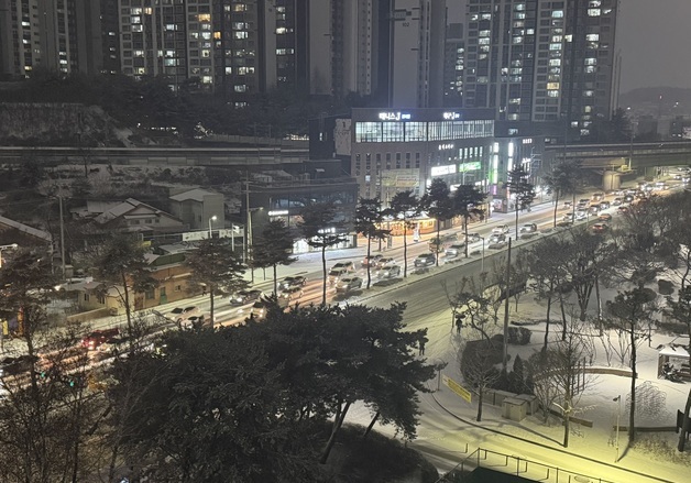 '제설의 도시 춘천 맞나' 6.1㎝ 눈에 꽉 막힌 퇴근길…시민들 '분통'
