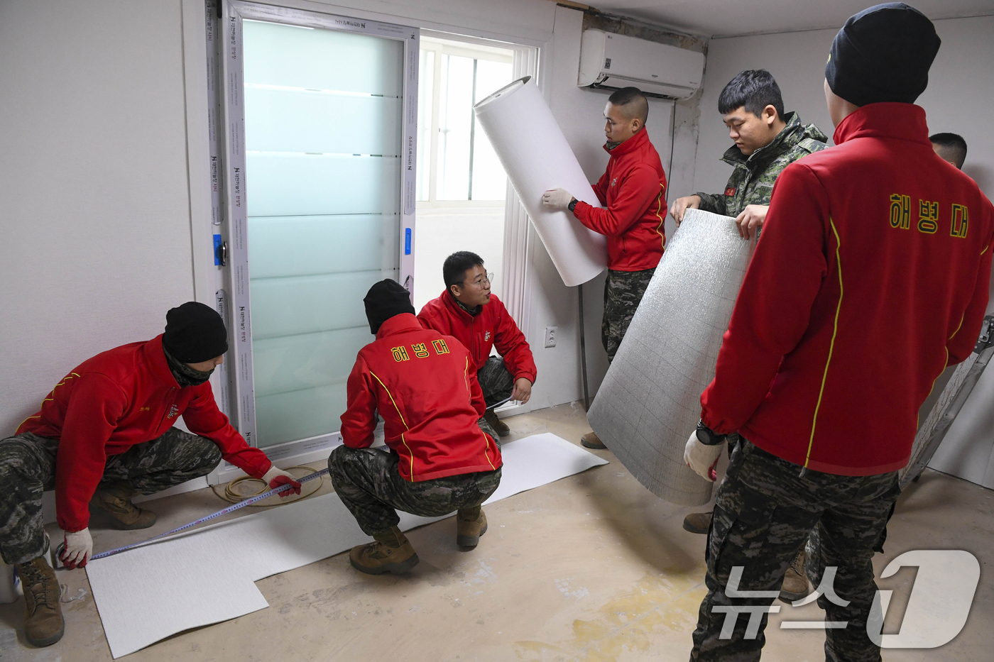 (포항=뉴스1) 최창호 기자 = 해병대 1사단 공병대대가 경북 포항시 북구 흥해읍에서 사회취약계층을 대상으로 도배, 장판, 씽크대 교체 등 주거환경 개선 봉사활동으로 이웃사랑을 전 …