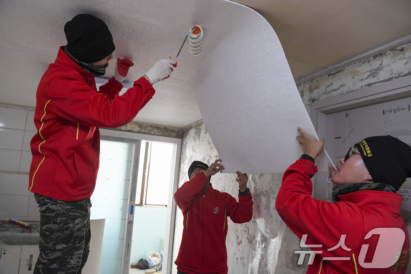(포항=뉴스1) 최창호 기자 = 해병대 1사단 공병대대가 경북 포항시 북구 흥해읍에서 사회취약계층을 대상으로 도배, 장판, 씽크대 교체 등 주거환경 개선 봉사활동으로 이웃사랑을 전 …