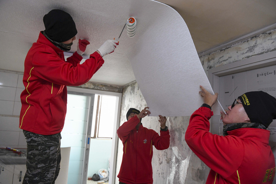 도배로 이웃사랑 전하는 해병대1사단 공병대대