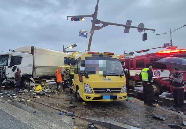 김제 교차로서 초등 통학차-화물차 '쾅'…학생 포함 6명 중상(종합)
