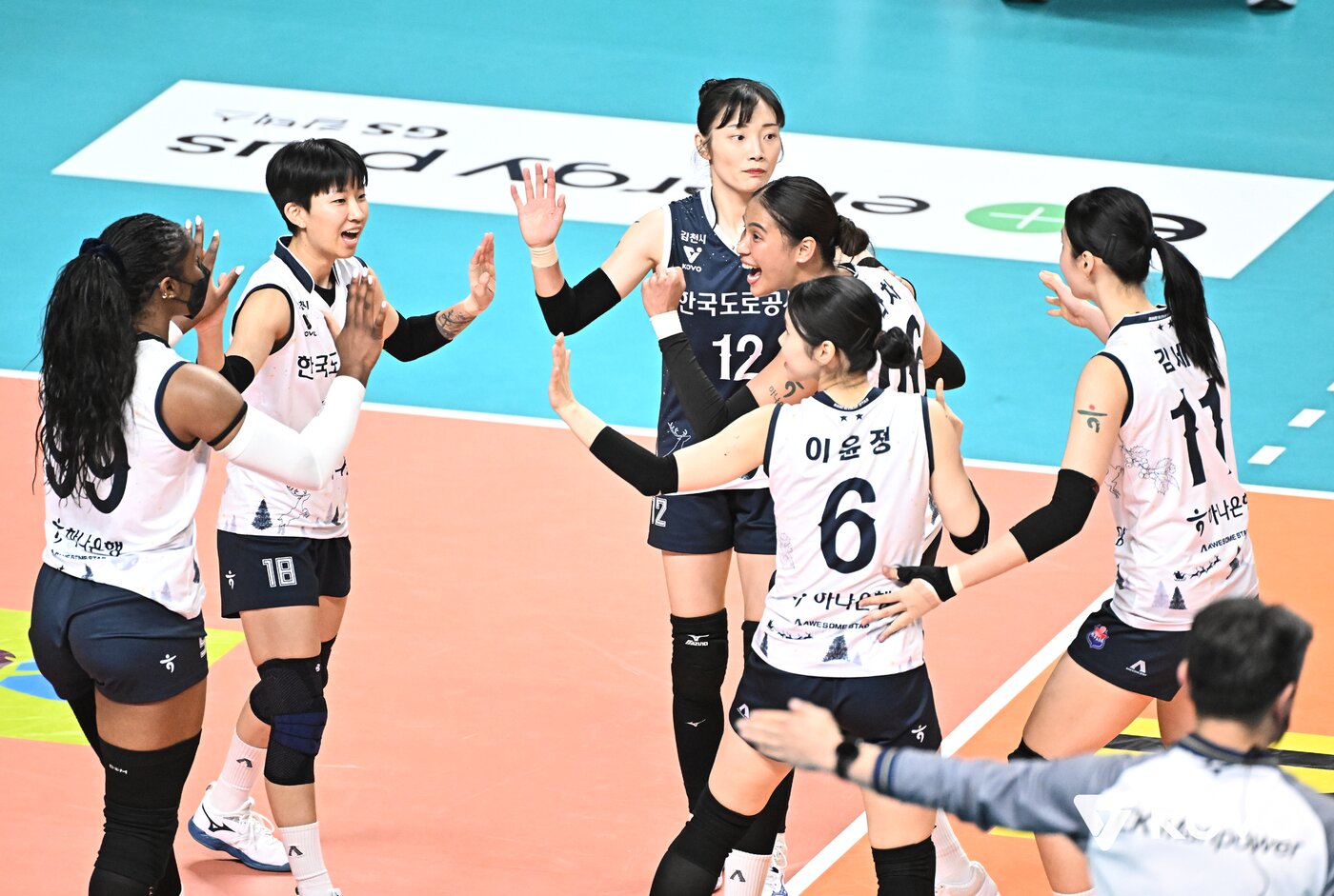 본문 이미지 - 한국도로공사 선수들 (KOVO 제공)