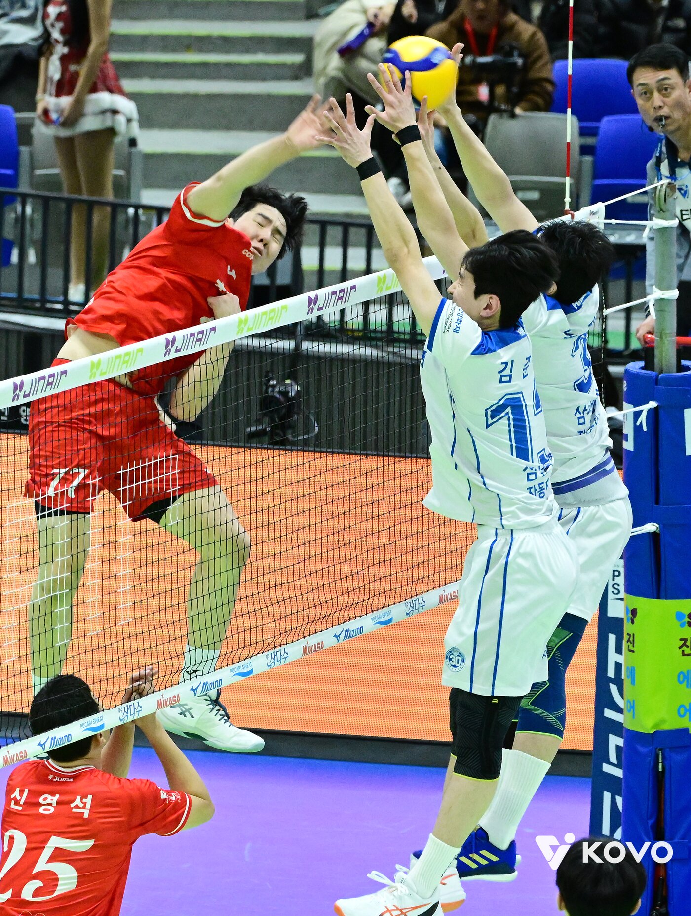 본문 이미지 - 한국전력 윤하준(왼쪽). (KOVO 제공)