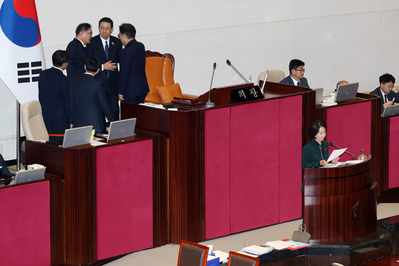 의장석 올라가 대화하는 김병기 원내대표