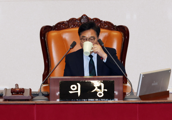 목 축이는 우원식 국회의장