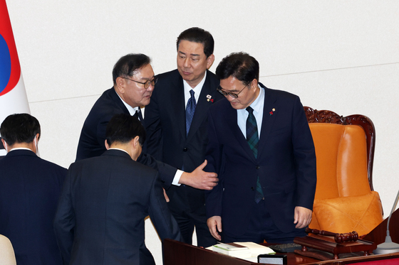 우원식 국회의장 팔 잡는 김태년 의원