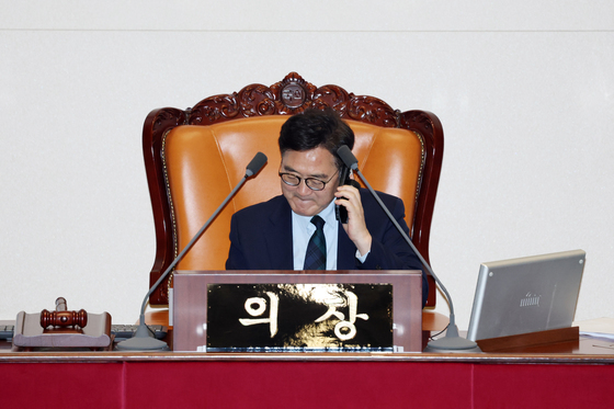 굳은 표정으로 통화하는 우원식 국회의장