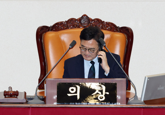 통화하는 우원식 국회의장
