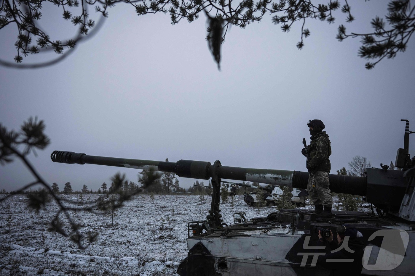 (AFP=뉴스1) 윤다정 기자 = 2024년 11월 17일(현지시간) 핀란드 라플란드 지역 로바니에미 인근에서 열린 북대서양조약기구(NATO·나토)의 '다이내믹 프런트' 훈련에서 …