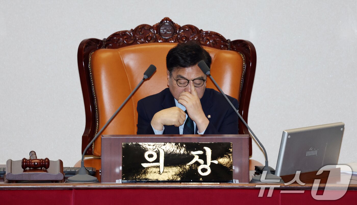 본문 이미지 - 지난해 12월 23일 오후 서울 여의도 국회에서 열린 제430회 국회(임시회) 제2차 본회의에서 최수진 국민의힘 의원이 정보통신망 이용촉진 및 정보보호 등에 관한 법률 일부개정법률안(대안) 수정안에 대한 무제한 토론(필리버스터)을 하는 가운데 우원식 국회의장이 안경을 고쳐쓰고 있다. 2025.12.23 ⓒ 뉴스1 이승배 기자