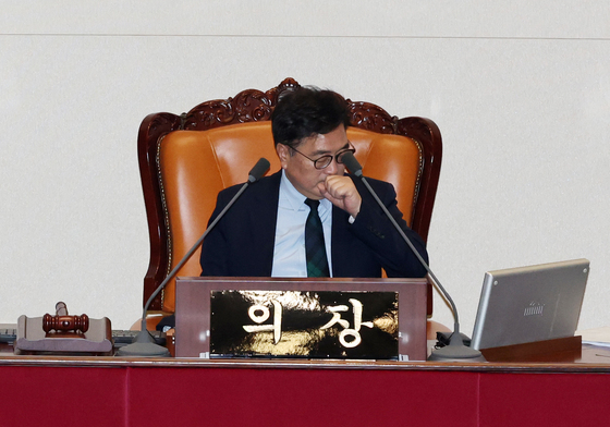 기침하는 우원식 의장