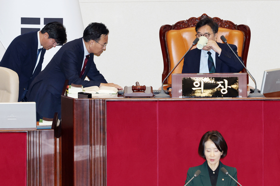 목 축이는 우원식 의장