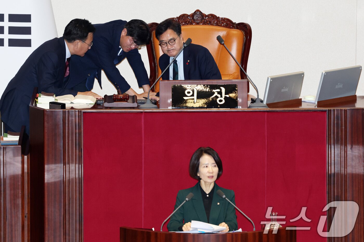 본문 이미지 - 지난 23일 서울 여의도 국회에서 열린 제430회국회(임시회) 제2차 본회의에서 최수진 국민의힘 의원이 정보통신망 이용촉진 및 정보보호 등에 관한 법률 일부개정법률안(대안) 수정안에 대한 무제한 토론(필리버스터)을 하는 가운데 유상범 국민의힘 원내수석이 우원식 국회의장과 대화하고 있다. 2025.12.23/뉴스1 ⓒ News1 이승배 기자