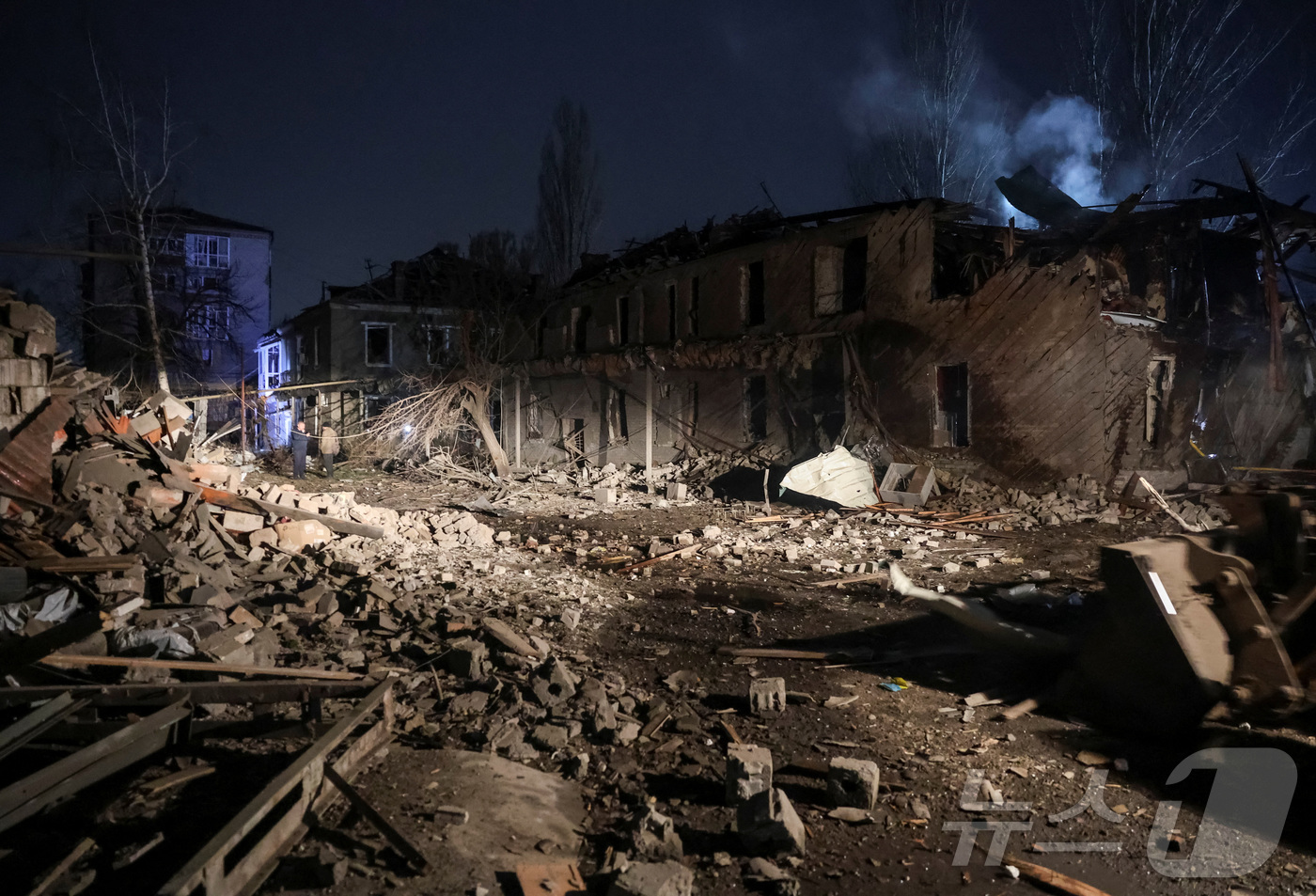 (시베르스크 로이터=뉴스1) 윤다정 기자 = 3일(현지시간) 우크라이나 시베르스크의 아파트 건물들이 러시아군의 공습으로 피해를 입은 모습. 2025.12.03.ⓒ 로이터=뉴스1