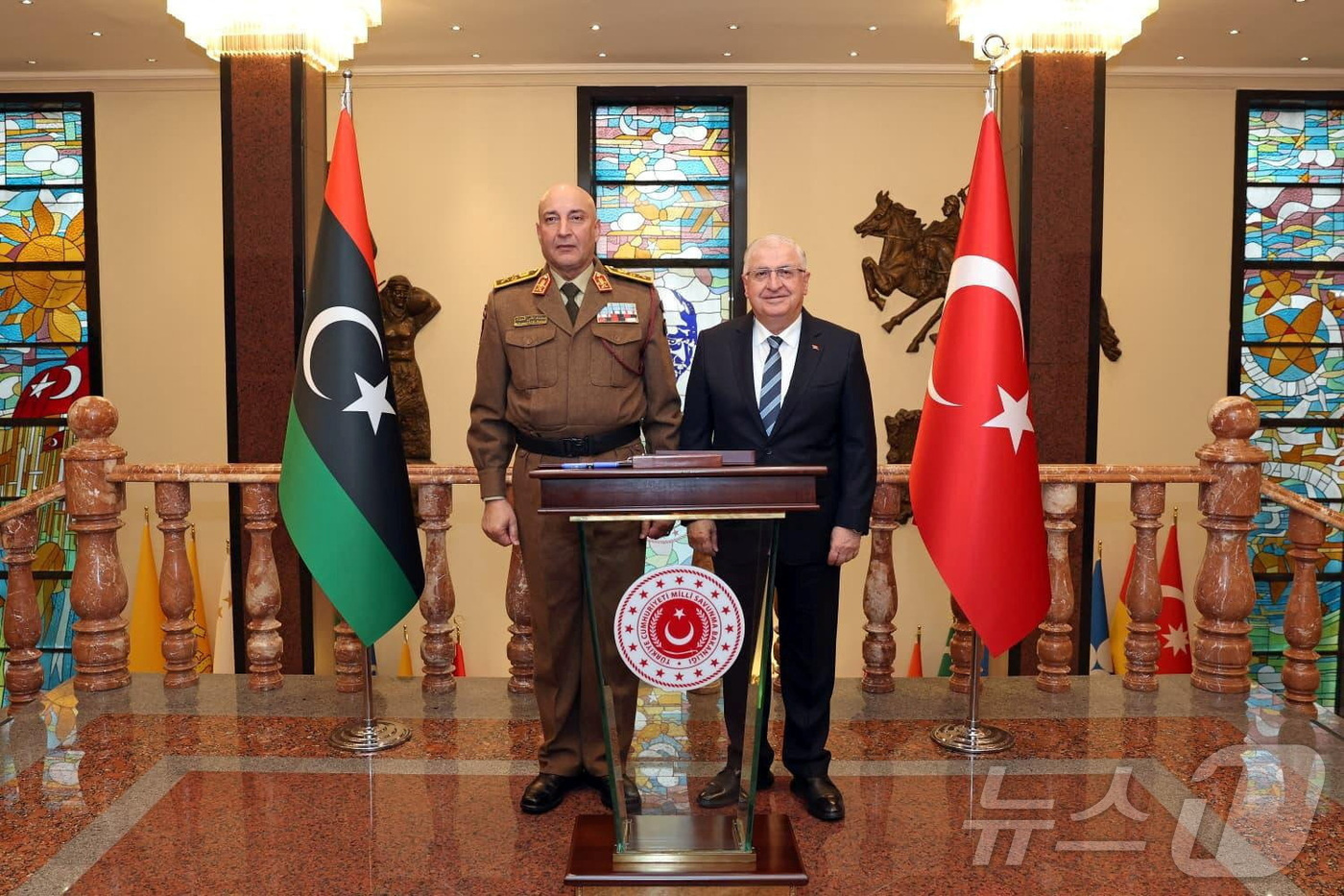 (앙카라 로이터=뉴스1) 윤다정 기자 = 23일(현지시간) 튀르키예 앙카라에서 야샤르 귈레르 튀르키예 국방장관과 모하메드 알리 아흐메드 알하닷 리비아군 참모총장이 회담을 진행했다. …