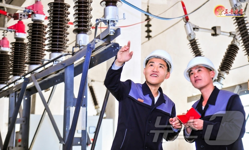 (평양 노동신문=뉴스1) = 북한 노동당 기관지 노동신문은 24일 "애국의 마음 안고 맡은 초소를 책임적으로 지켜가고 있다"며 중구역송배전소를 조명했다. [국내에서만 사용가능. 재 …