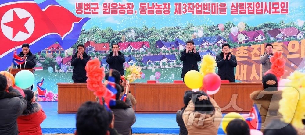 (평양 노동신문=뉴스1) = 북한 노동당 기관지 노동신문은 24일 "사회주의문명개화의 새 생활을 누려가는 인민의 기쁨이 날로 꽃펴나는 가운데 평안북도 영변군 원음농장, 동남농장과 …