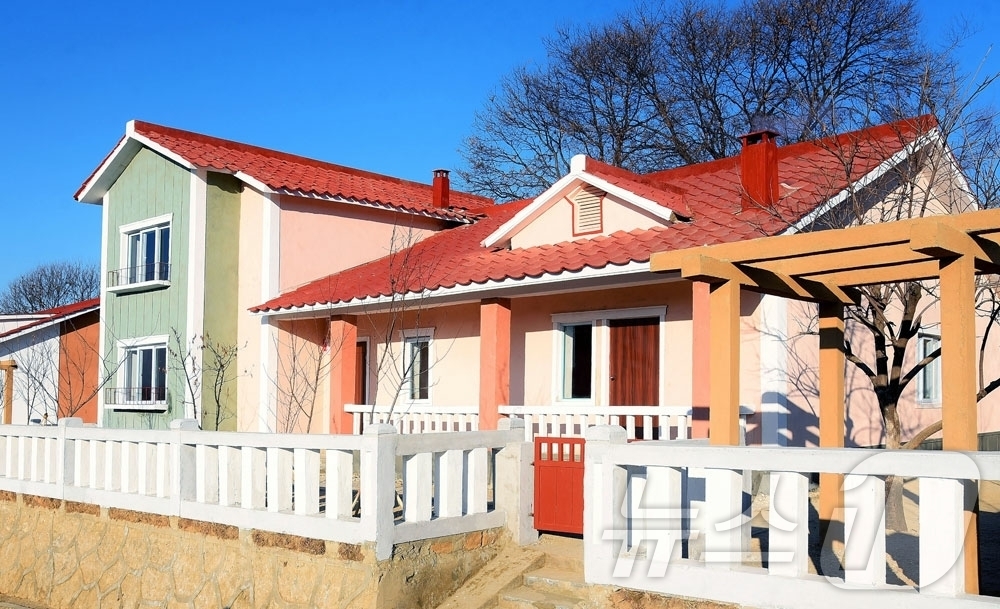 (평양 노동신문=뉴스1) = 북한 노동당 기관지 노동신문은 24일 "사회주의문명개화의 새 생활을 누려가는 인민의 기쁨이 날로 꽃펴나는 가운데 평안북도 영변군 원음농장, 동남농장과 …