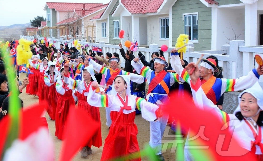 (평양 노동신문=뉴스1) = 북한 노동당 기관지 노동신문은 24일 "사회주의문명개화의 새 생활을 누려가는 인민의 기쁨이 날로 꽃펴나는 가운데 평안북도 영변군 원음농장, 동남농장과 …