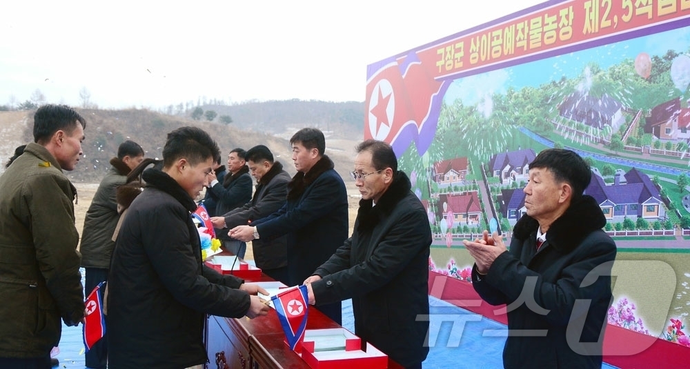 (평양 노동신문=뉴스1) = 북한 노동당 기관지 노동신문은 24일 "사회주의문명개화의 새 생활을 누려가는 인민의 기쁨이 날로 꽃펴나는 가운데 평안북도 영변군 원음농장, 동남농장과 …