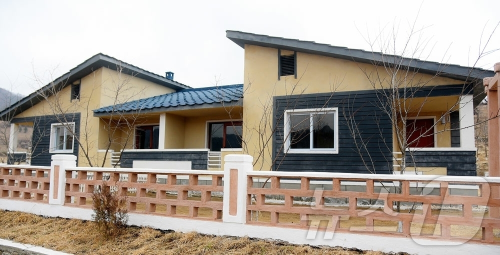 (평양 노동신문=뉴스1) = 북한 노동당 기관지 노동신문은 24일 "사회주의문명개화의 새 생활을 누려가는 인민의 기쁨이 날로 꽃펴나는 가운데 평안북도 영변군 원음농장, 동남농장과 …