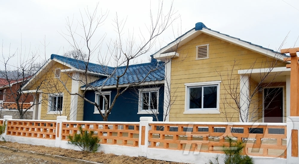 (평양 노동신문=뉴스1) = 북한 노동당 기관지 노동신문은 24일 "사회주의문명개화의 새 생활을 누려가는 인민의 기쁨이 날로 꽃펴나는 가운데 평안북도 영변군 원음농장, 동남농장과 …