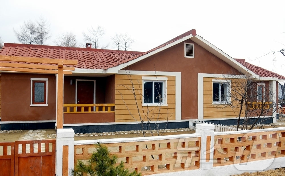 (평양 노동신문=뉴스1) = 북한 노동당 기관지 노동신문은 24일 "사회주의문명개화의 새 생활을 누려가는 인민의 기쁨이 날로 꽃펴나는 가운데 평안북도 영변군 원음농장, 동남농장과 …